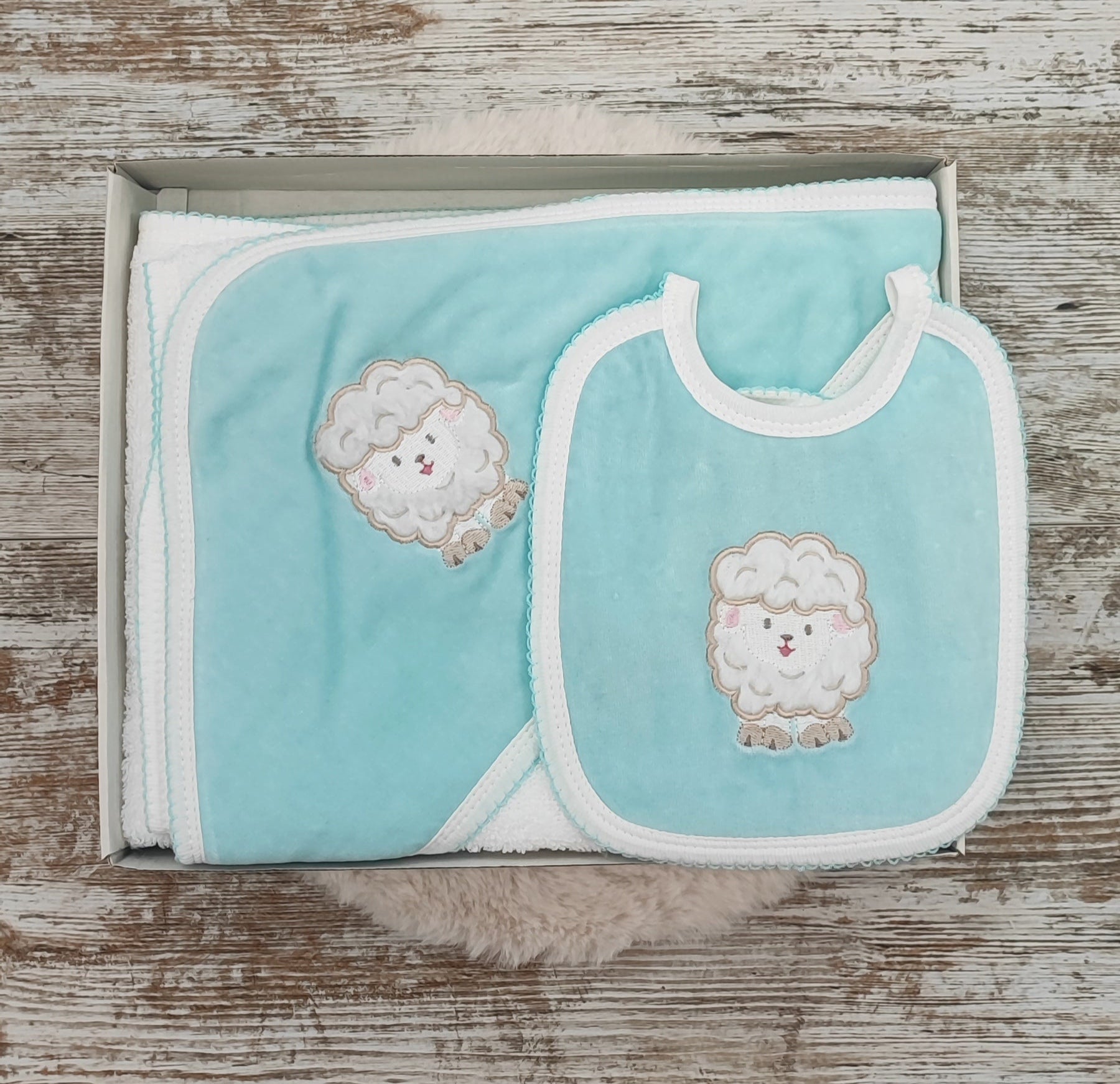 Capa de baño y babero ovejita