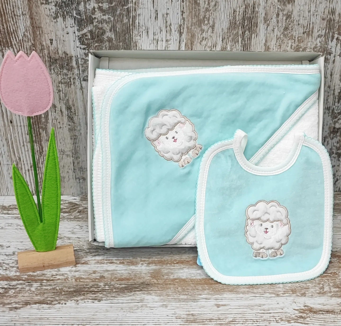 Capa de baño y babero ovejita