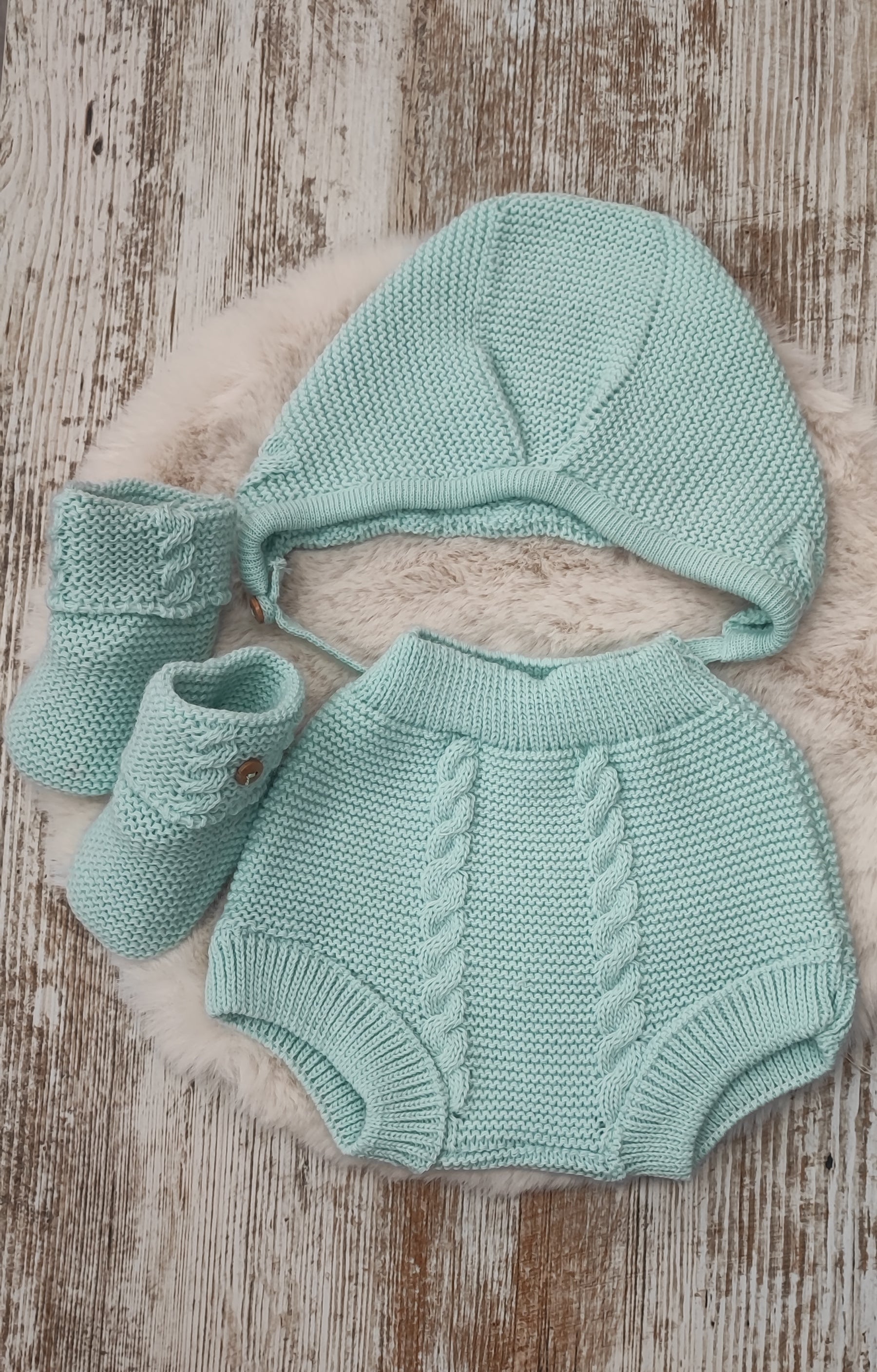 Conjunto pololo, capota y botitas.